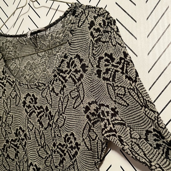 BKE Top Burnout Knit Stretch Top - Picture 4 of 9